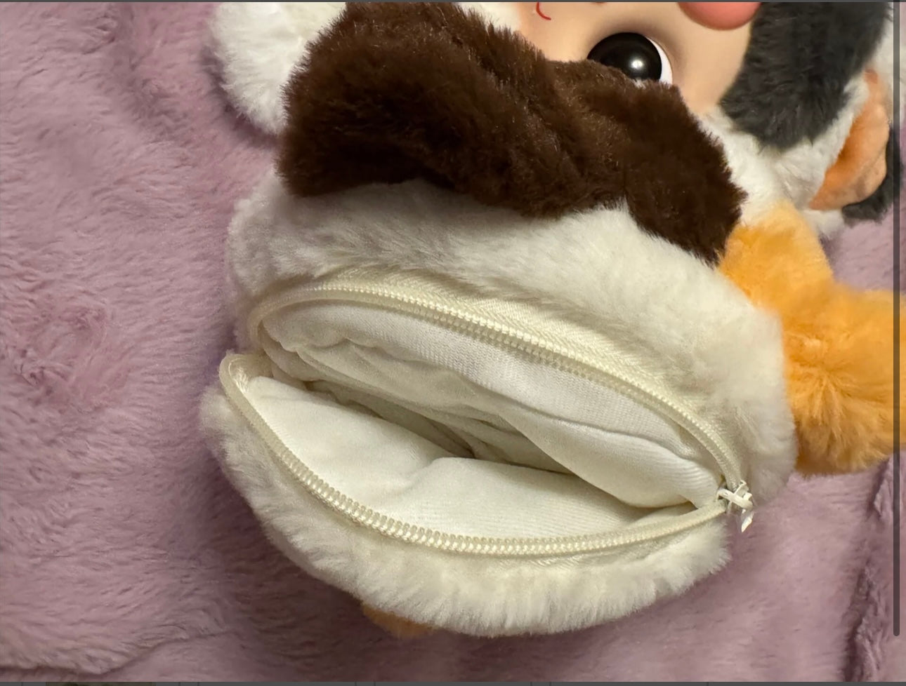 Baby Three Fortune Cat is zipper bag